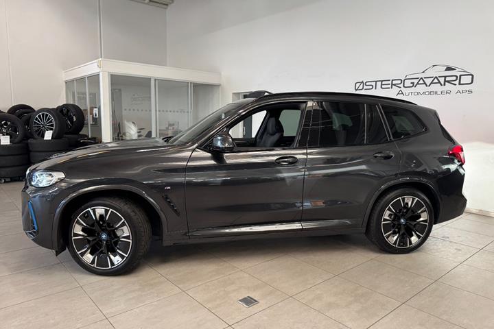 Grå BMW iX3 fra 2023