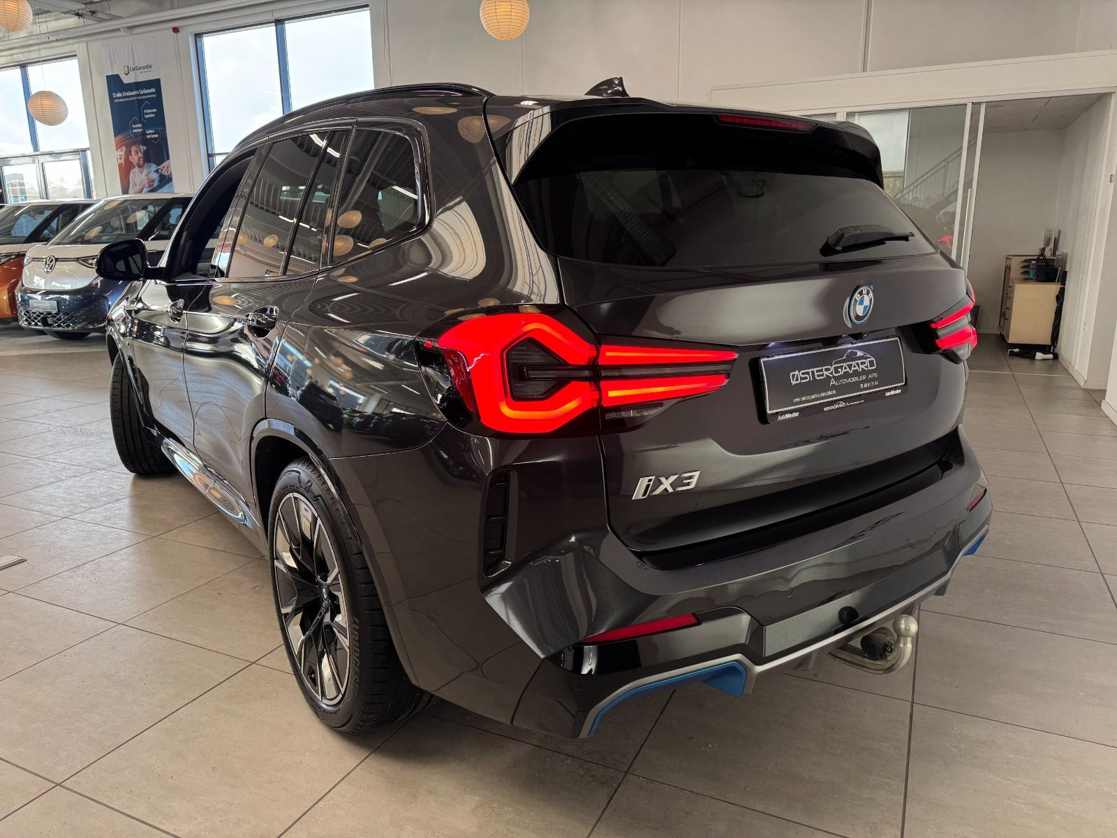 Grå BMW iX3 fra 2023