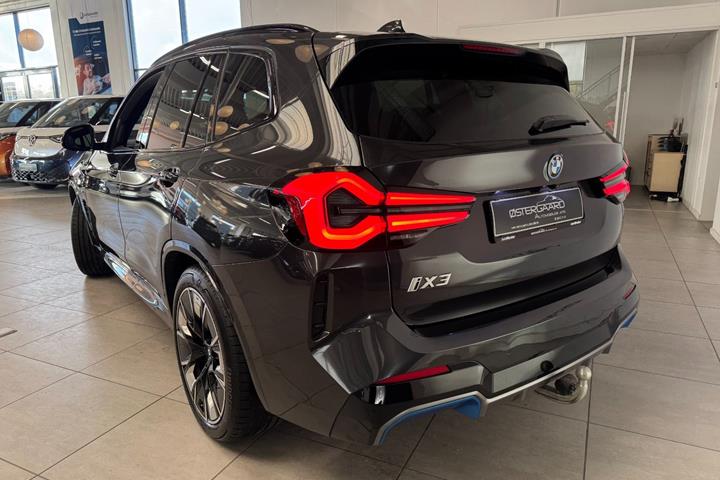 Grå BMW iX3 fra 2023