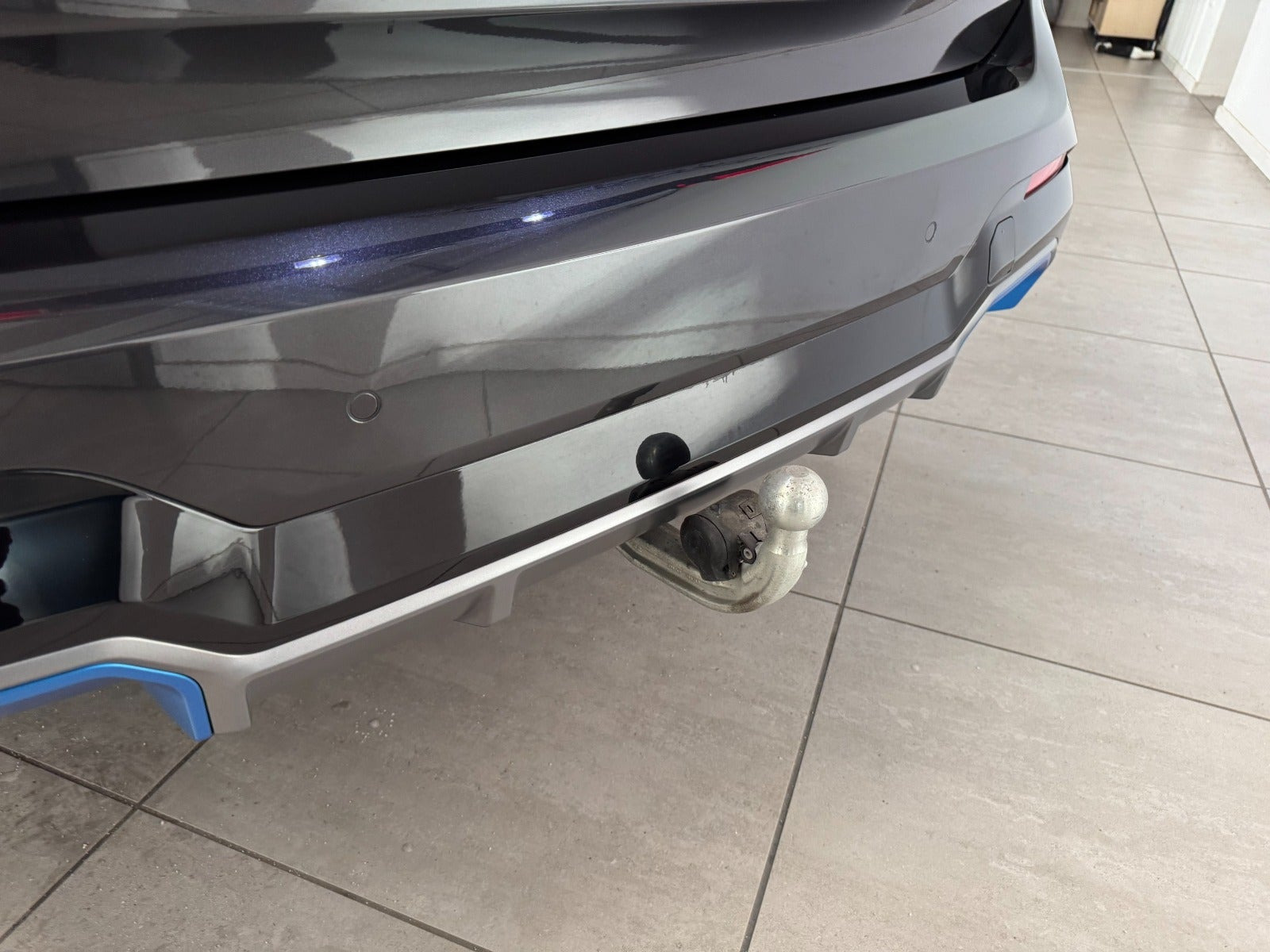 Grå BMW iX3 fra 2023