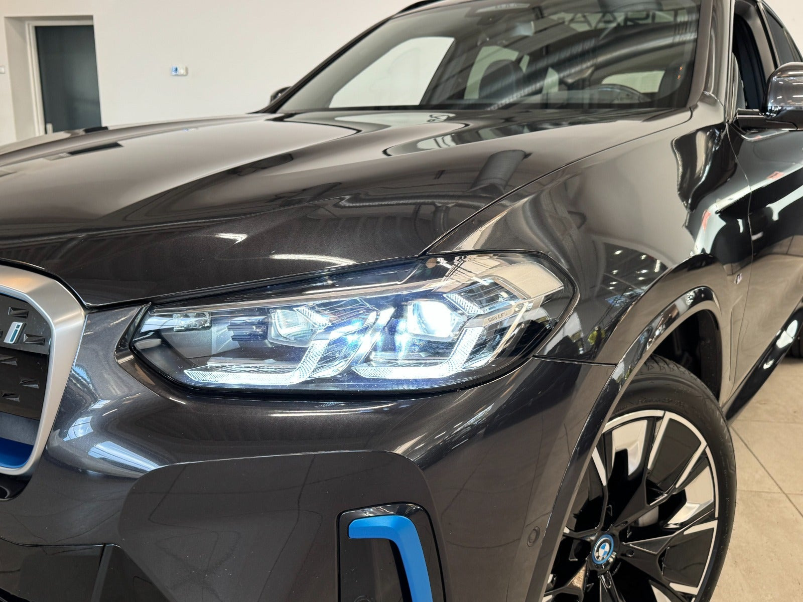Grå BMW iX3 fra 2023