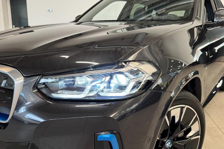 Grå BMW iX3 fra 2023