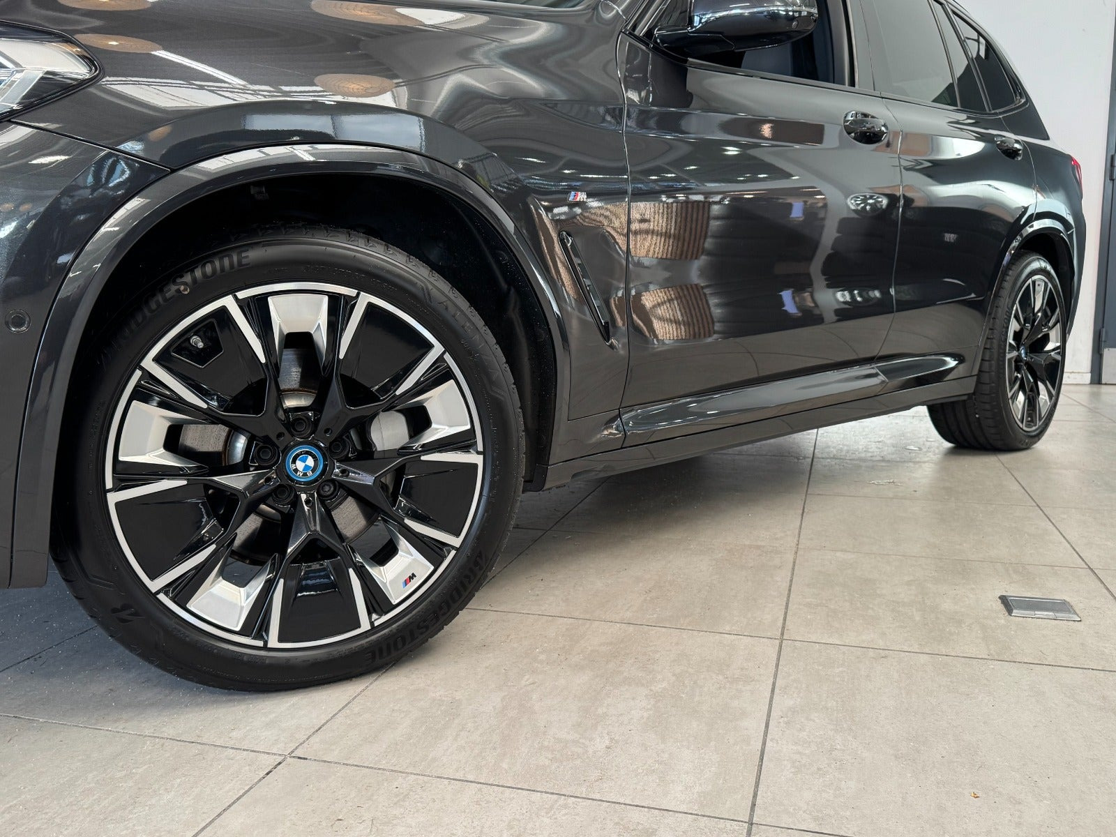 Grå BMW iX3 fra 2023