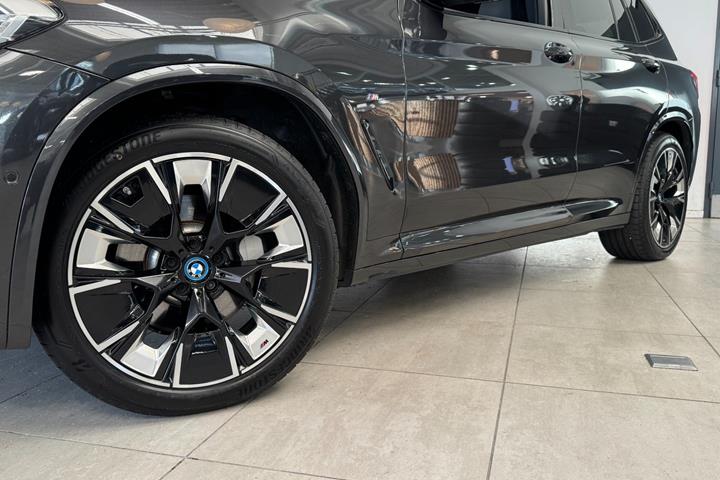 Grå BMW iX3 fra 2023