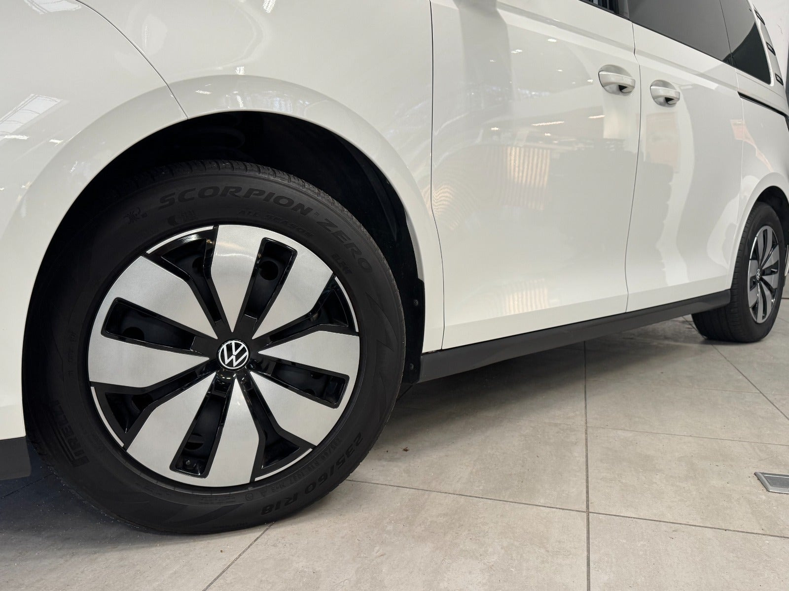 Hvid VW ID.Buzz fra 2025