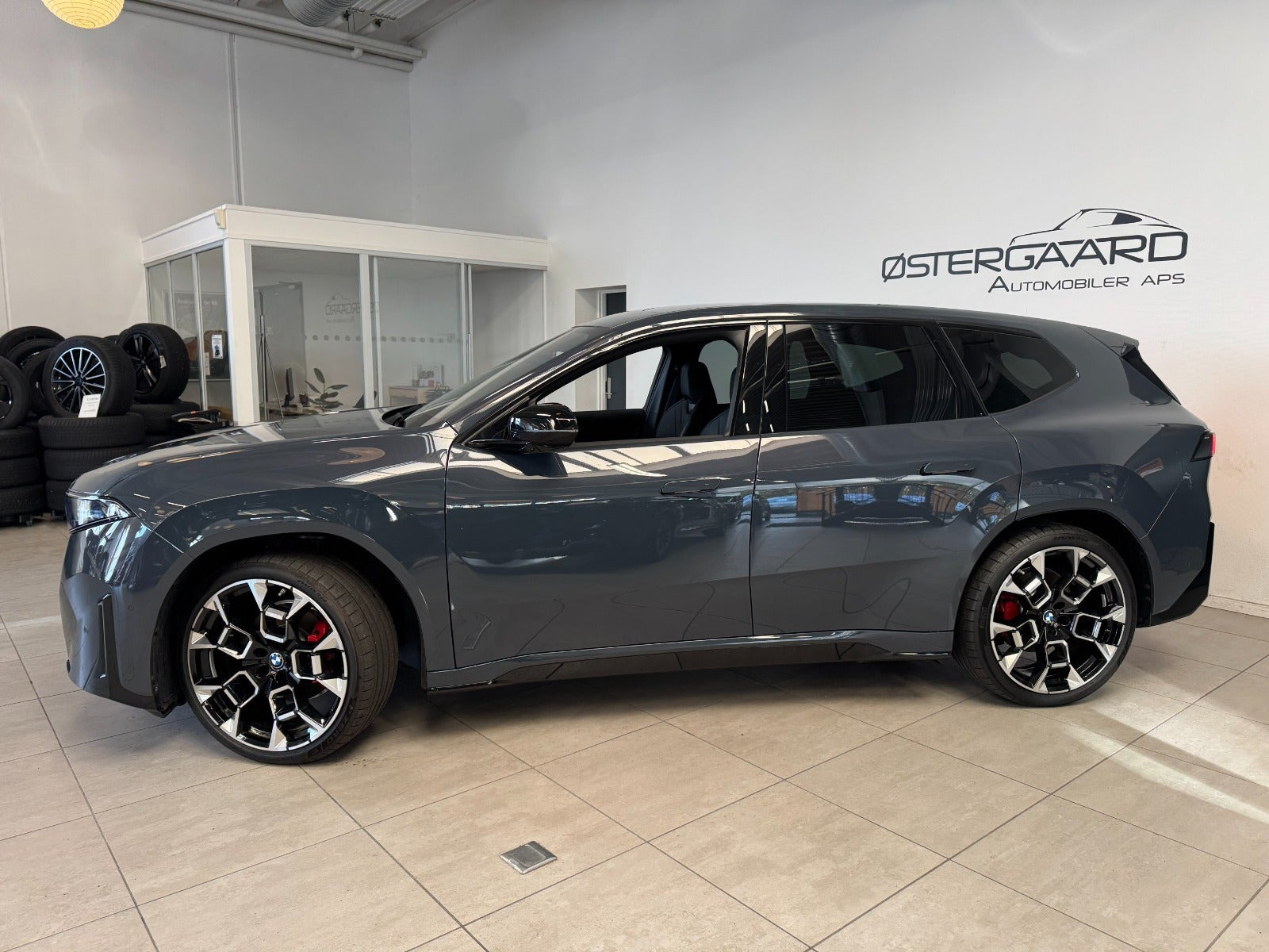 Grå BMW iX3 fra 2026