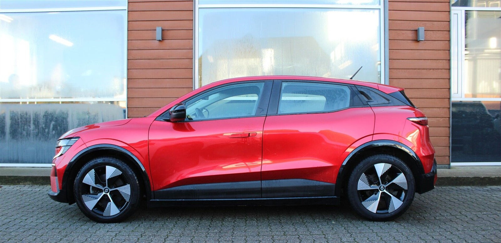 Rød Renault Megane E-Tech fra 2023