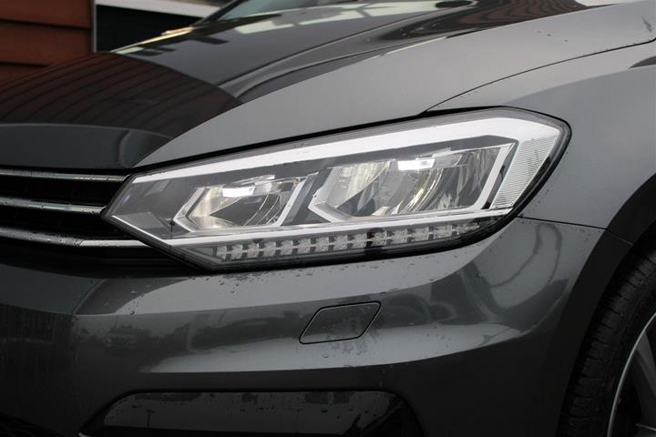 Grå VW Touran fra 2020
