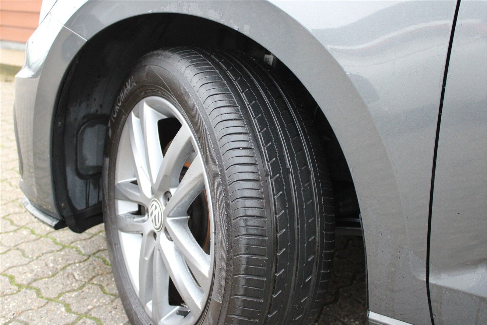 Grå VW Touran fra 2020