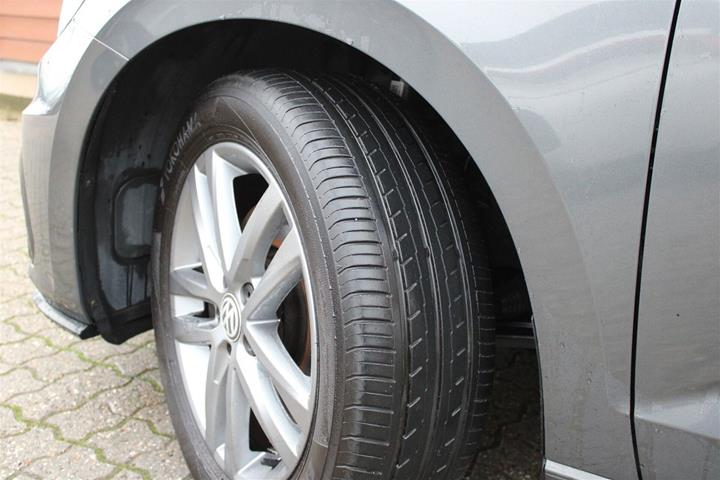 Grå VW Touran fra 2020