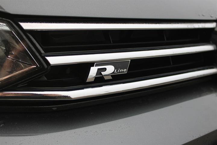 Grå VW Touran fra 2020