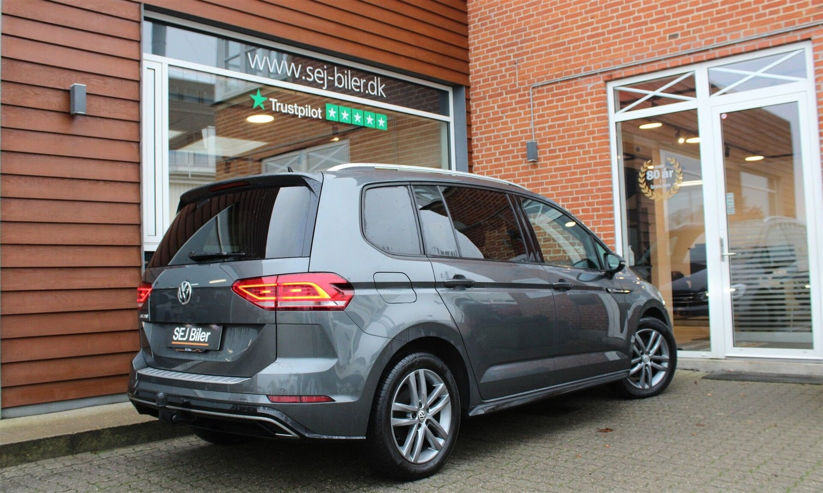 Grå VW Touran fra 2020