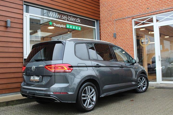 Grå VW Touran fra 2020