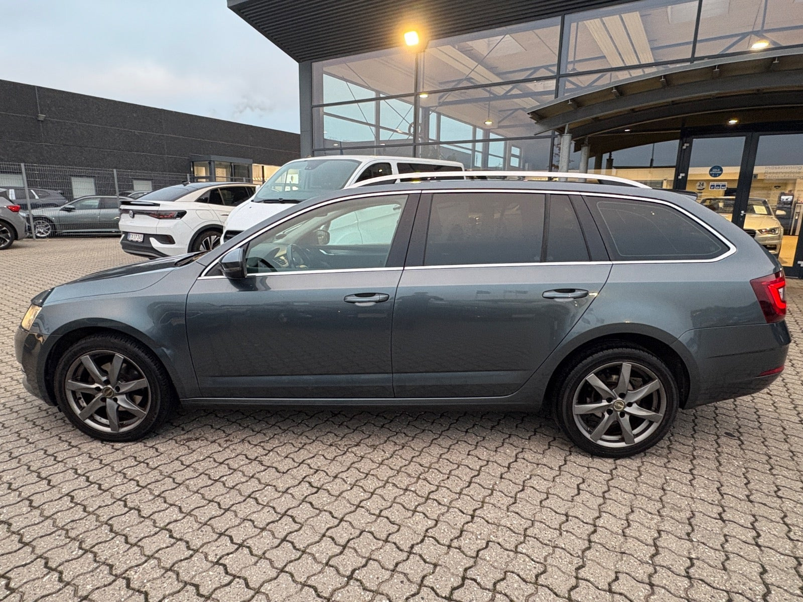 Beige Skoda Octavia fra 2019