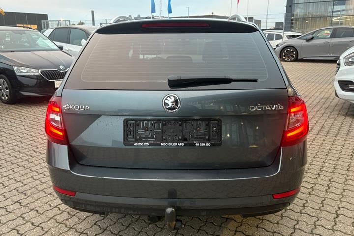 Beige Skoda Octavia fra 2019