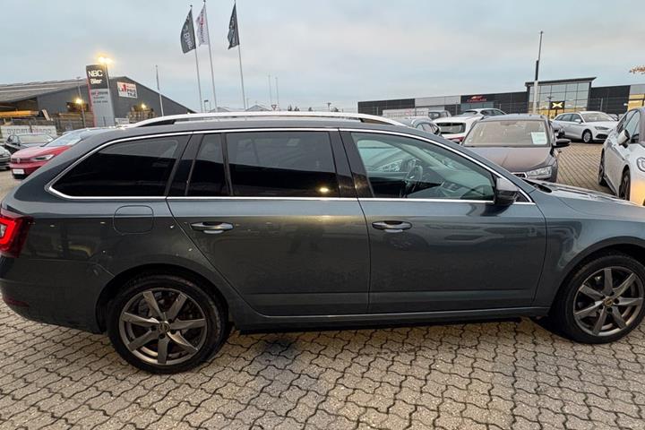 Beige Skoda Octavia fra 2019