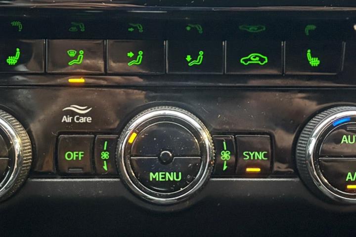 Beige Skoda Octavia fra 2019