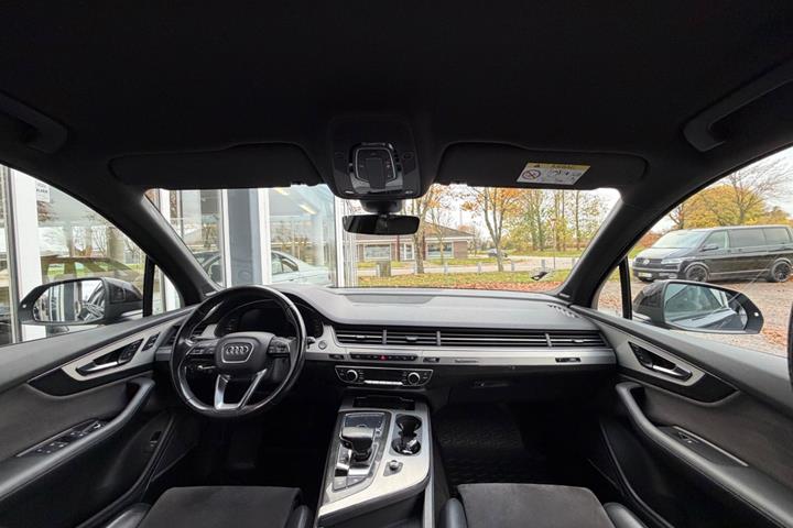 Sort Audi Q7 fra 2016