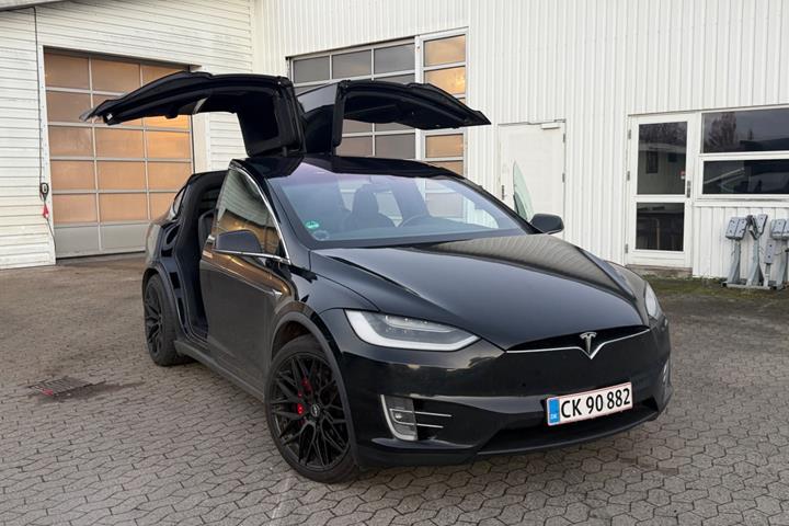 Sort Tesla Model X fra 2019