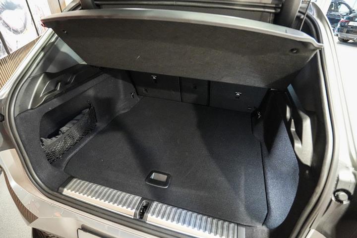 Sølv BMW iX3 fra 2026