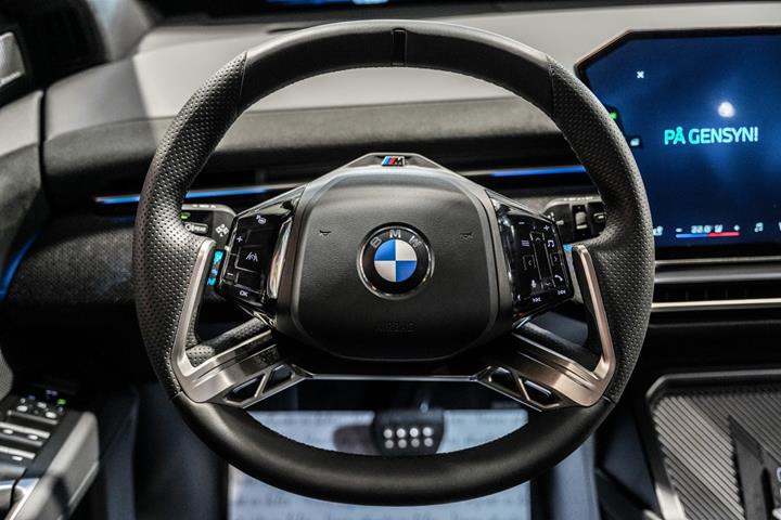 Sølv BMW iX3 fra 2026