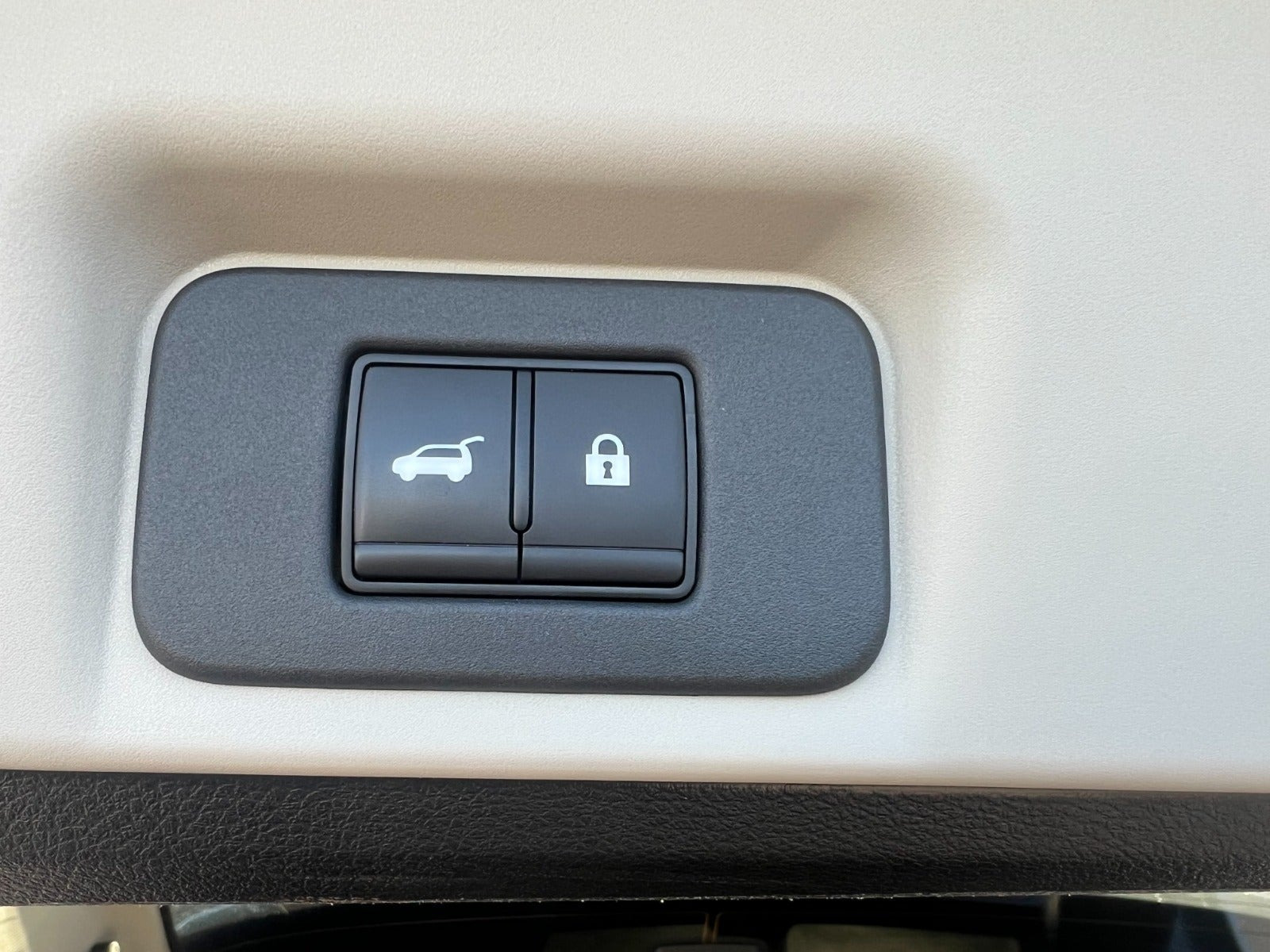 Grå Nissan Ariya fra 2025