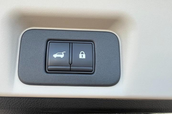 Grå Nissan Ariya fra 2025