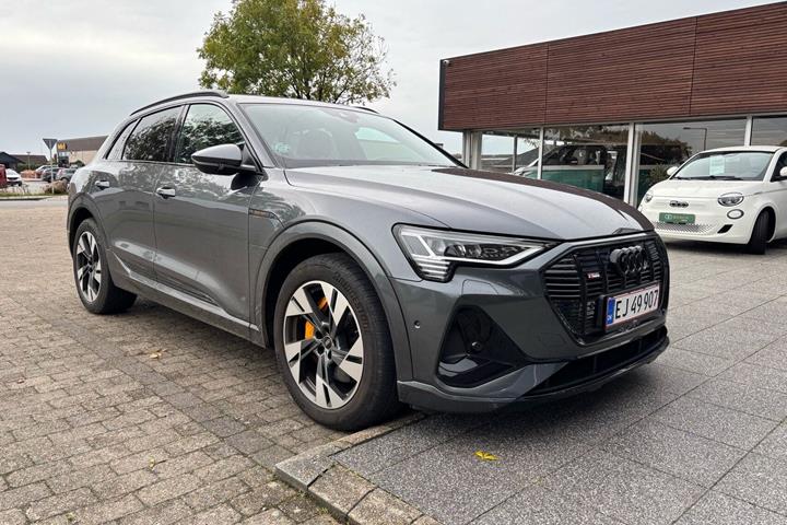 Grå Audi e-tron fra 2022