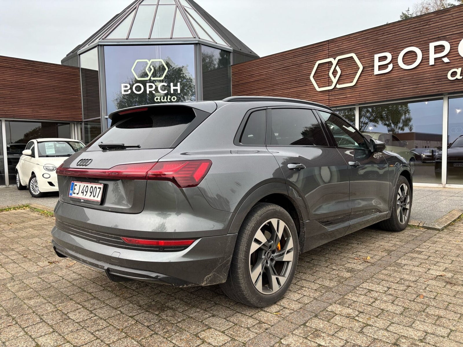 Grå Audi e-tron fra 2022