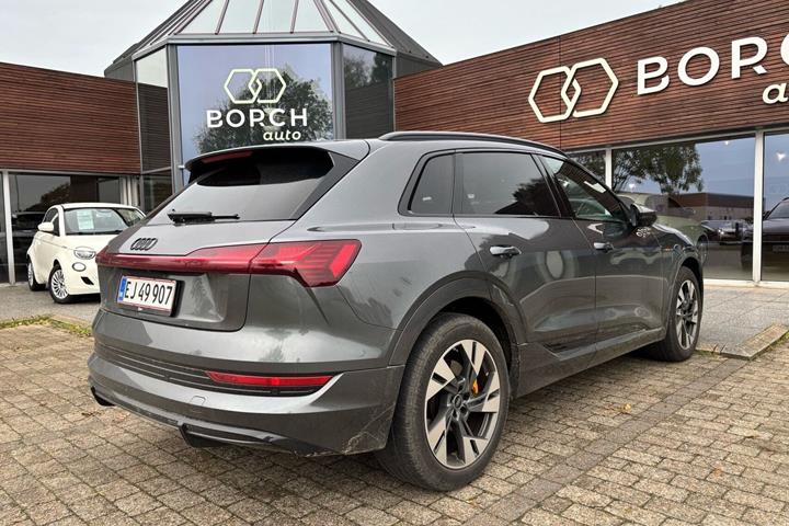 Grå Audi e-tron fra 2022