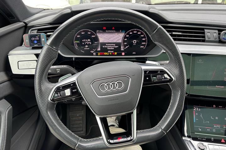 Grå Audi e-tron fra 2022
