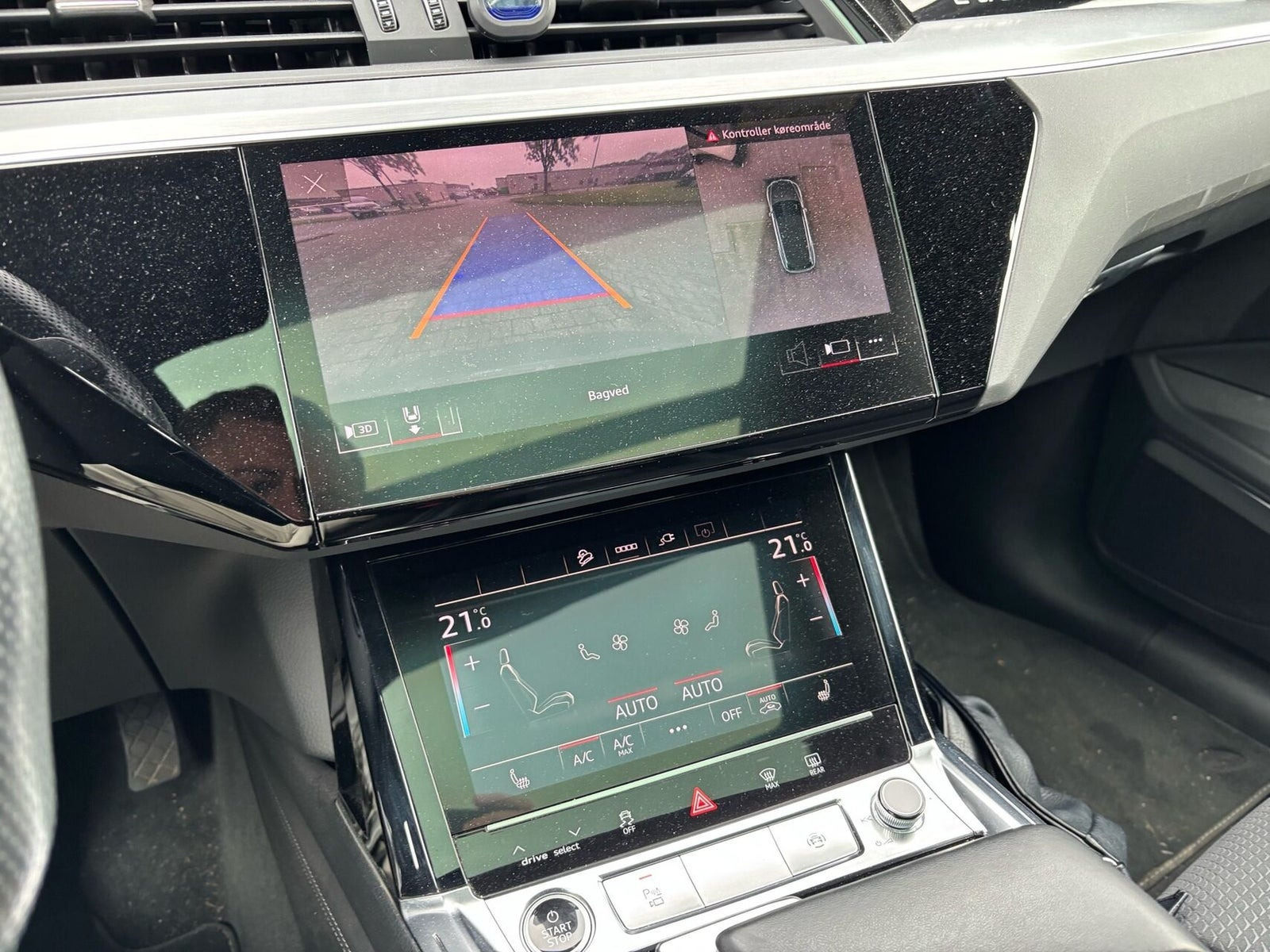 Grå Audi e-tron fra 2022