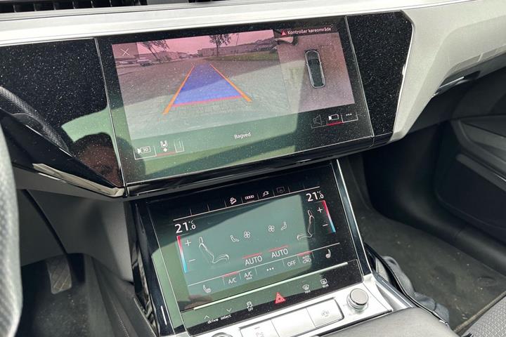 Grå Audi e-tron fra 2022