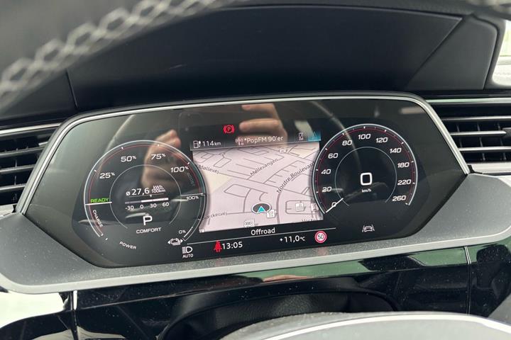 Grå Audi e-tron fra 2022