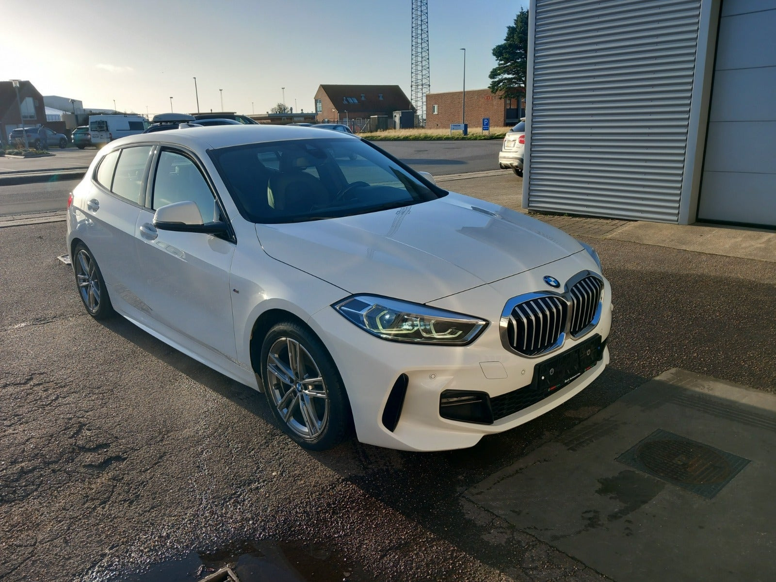 Hvid BMW 118i fra 2020