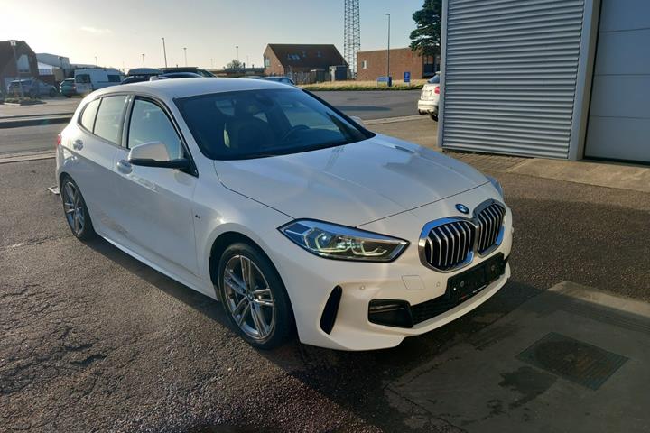 Hvid BMW 118i fra 2020