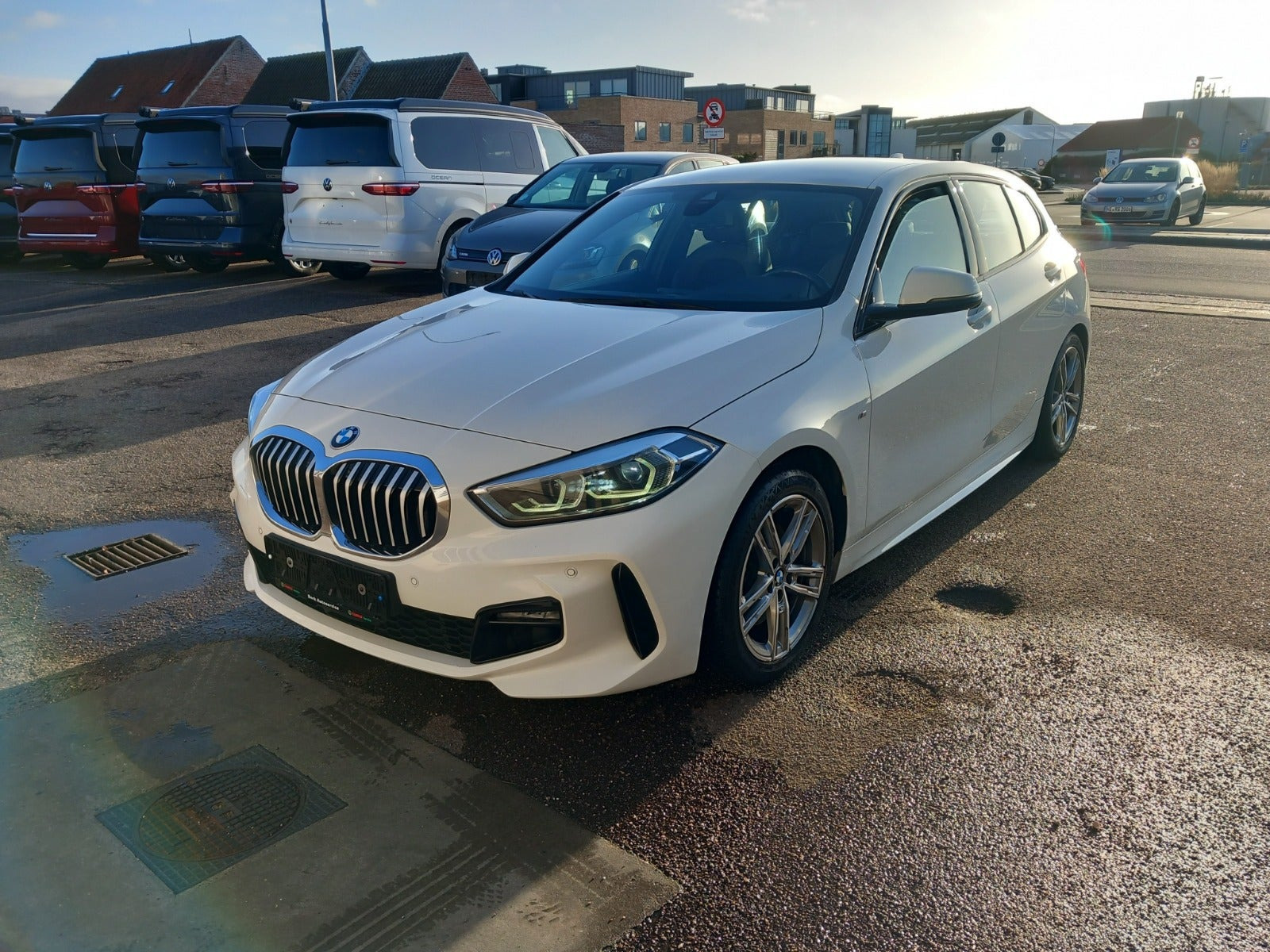 Hvid BMW 118i fra 2020