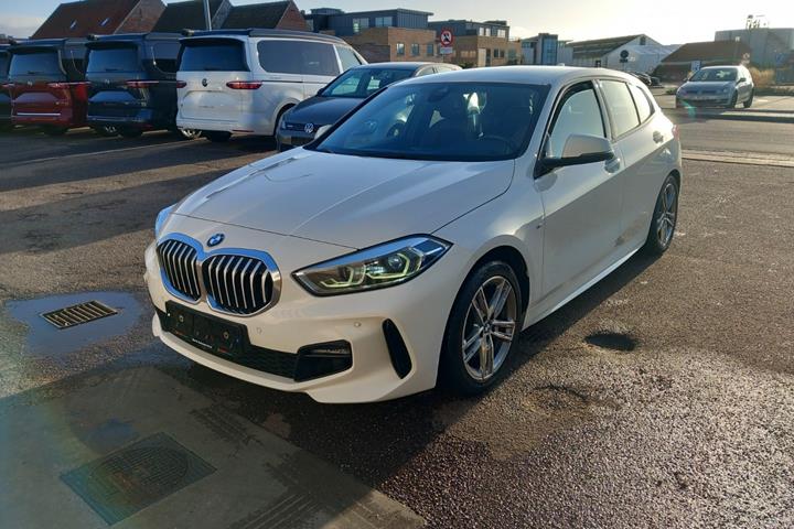 Hvid BMW 118i fra 2020