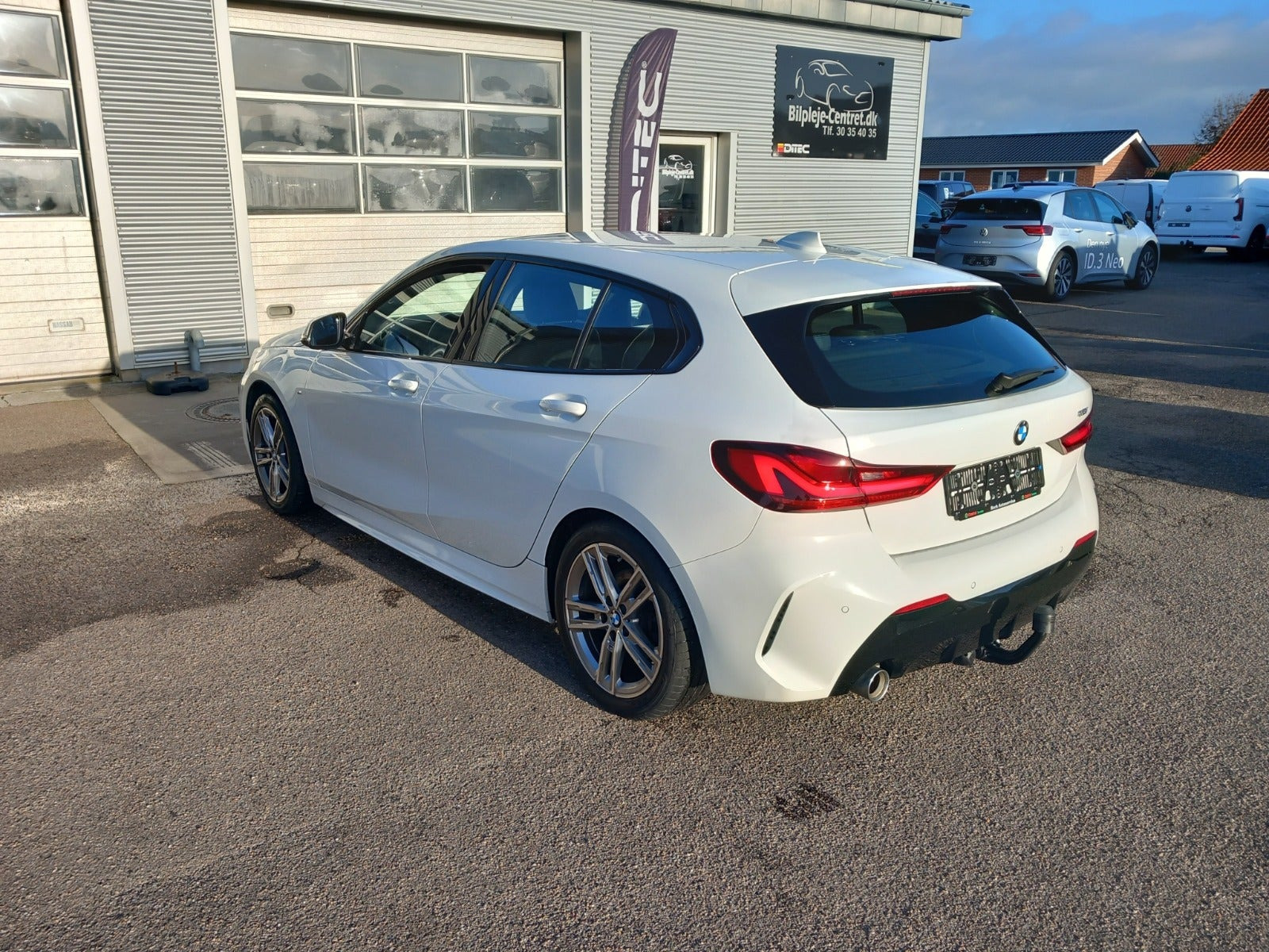 Hvid BMW 118i fra 2020