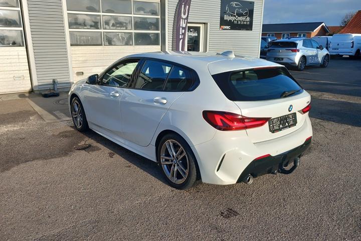 Hvid BMW 118i fra 2020