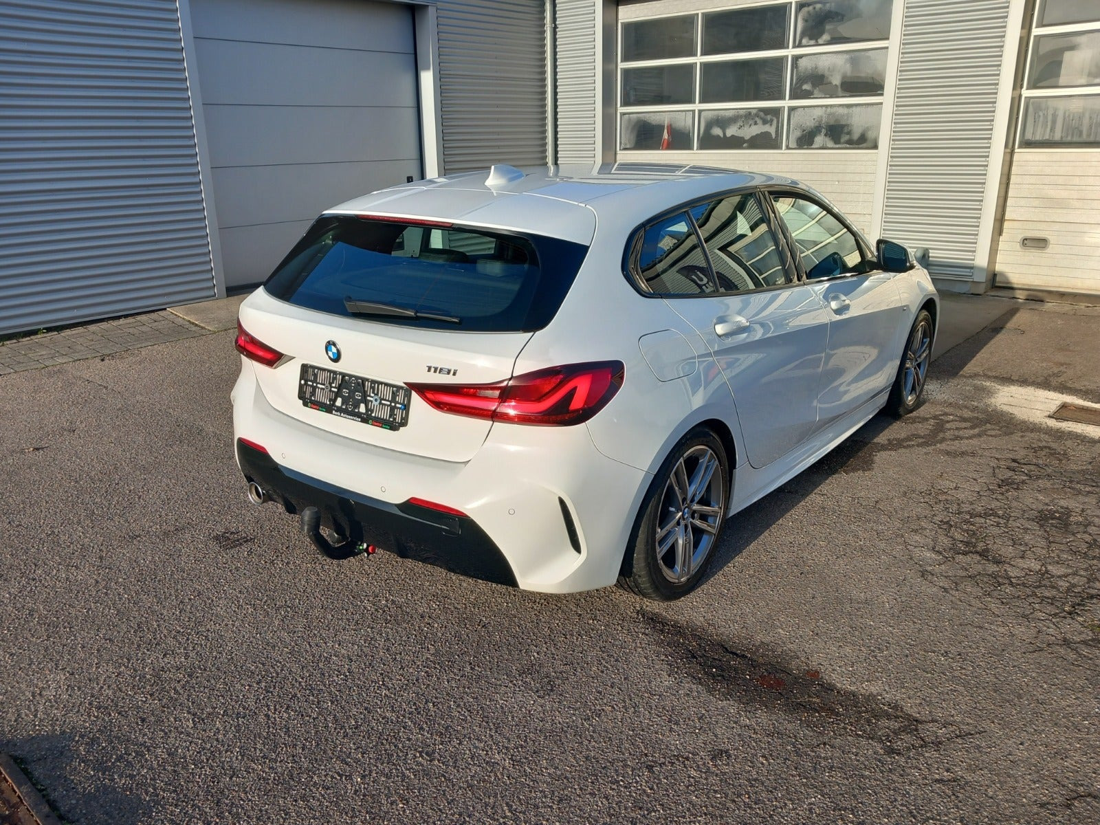 Hvid BMW 118i fra 2020