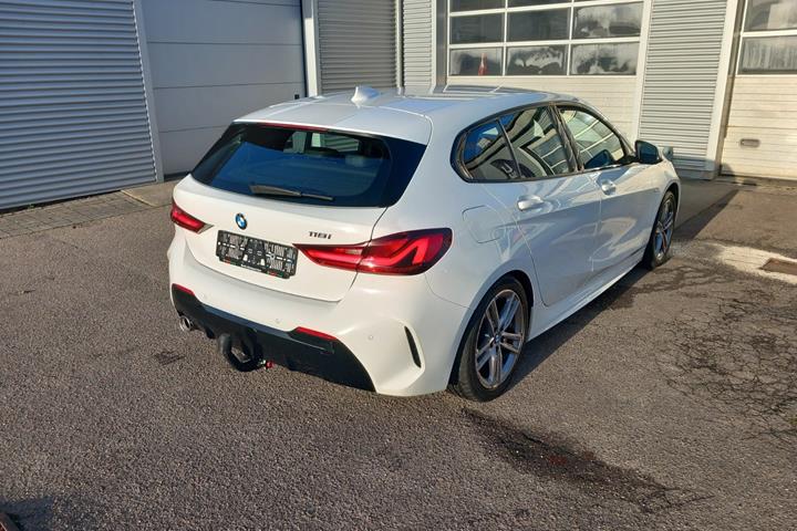 Hvid BMW 118i fra 2020