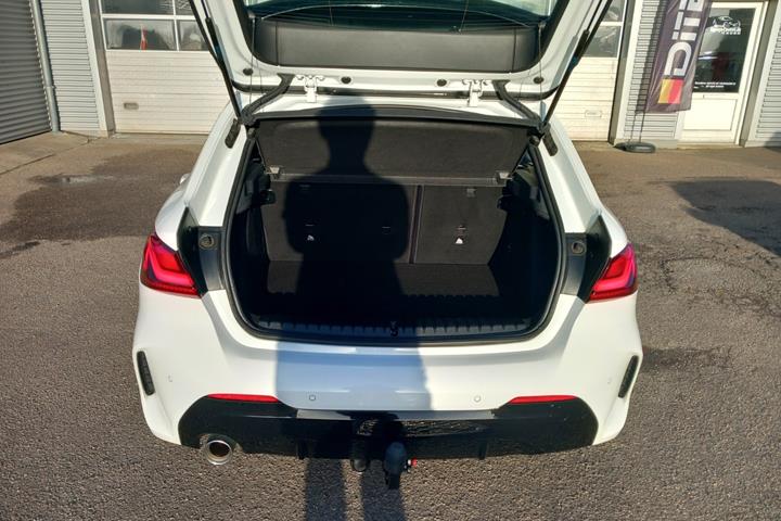 Hvid BMW 118i fra 2020