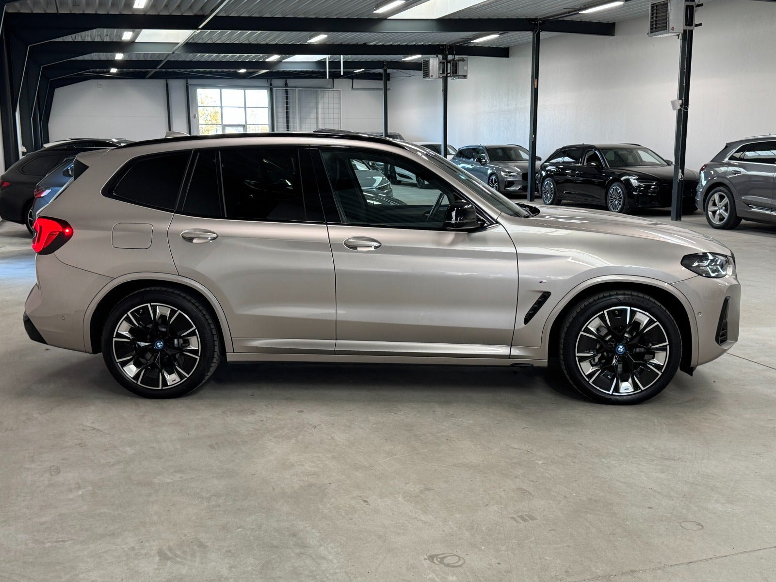 Orange BMW iX3 fra 2024
