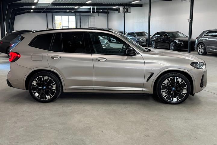 Orange BMW iX3 fra 2024