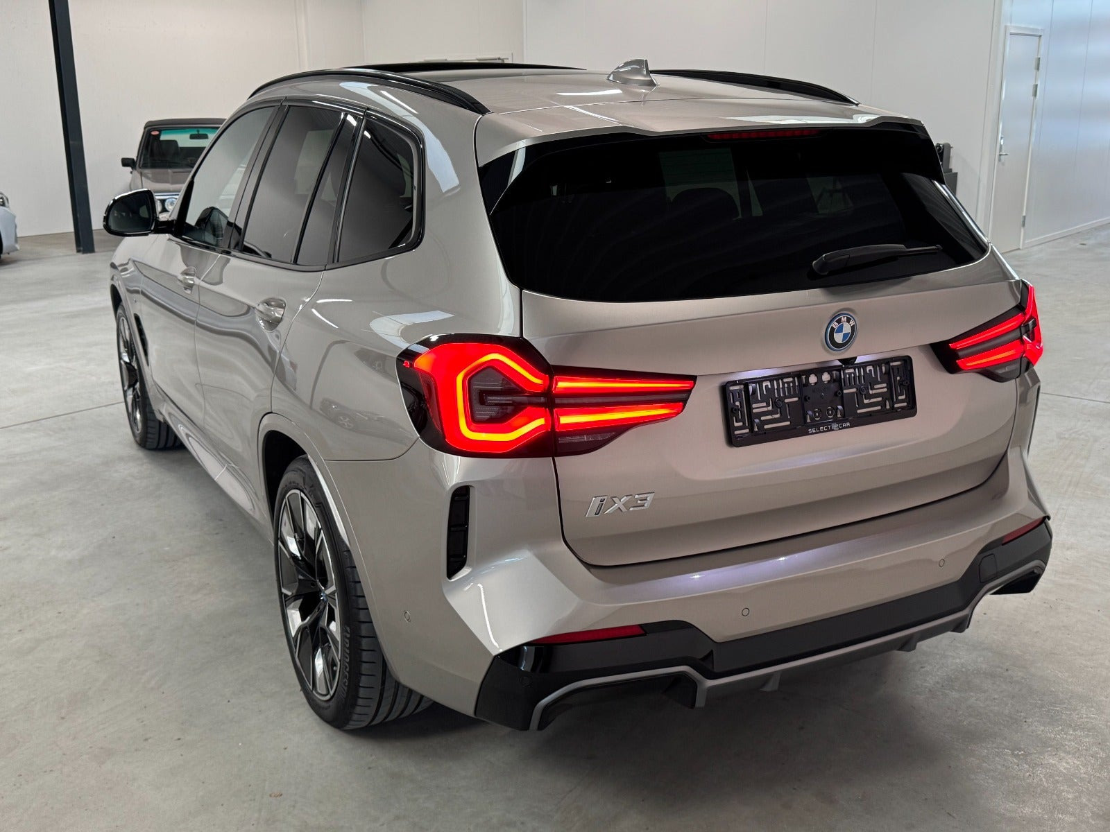 Orange BMW iX3 fra 2024