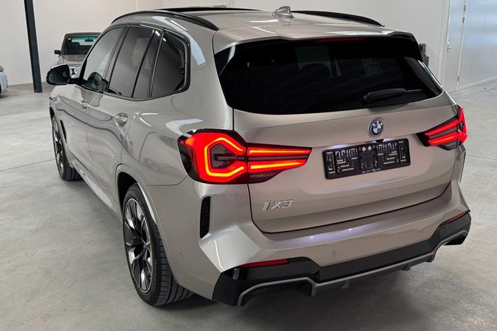 Orange BMW iX3 fra 2024