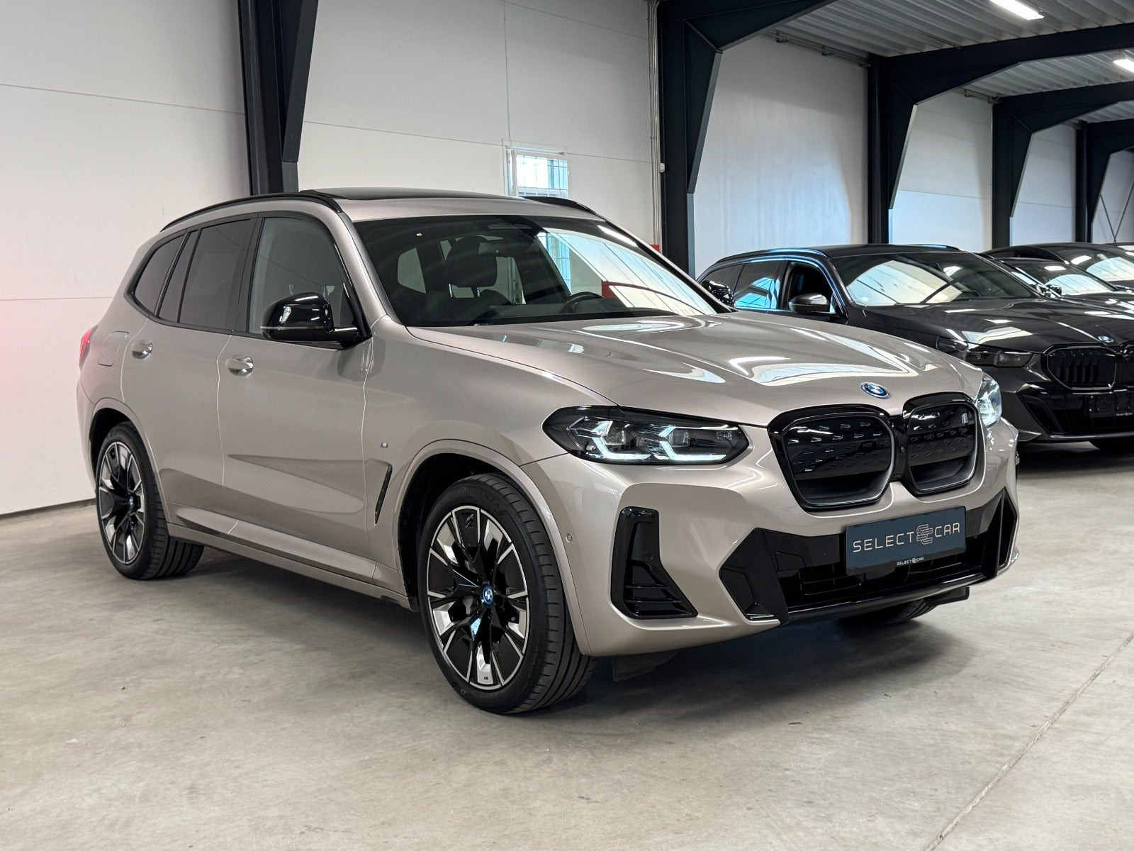 Orange BMW iX3 fra 2024