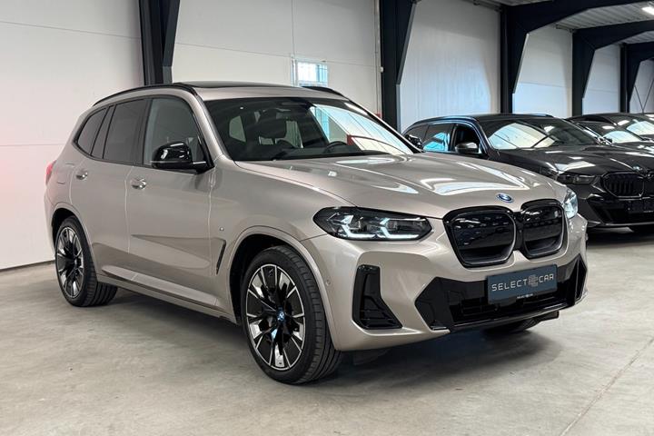 Orange BMW iX3 fra 2024