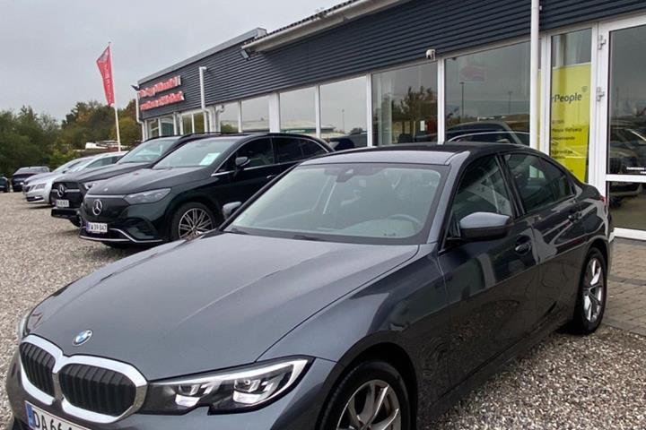 Grå BMW 320i fra 2021